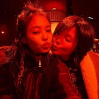 Jennie BLACKPINK tertarik dengan dunia fashion sejak kecil. Dia sering memakai barang vintage koleksi Chanel dari lemari ibunya. Ibu Jennie BLACKPINK sendiri merupakan direktur dan pemegang saham CJ ENM, sedangkan ayahnya memiliki sebuah rumah sakit.Foto: dok. Instagram @jennierubyjane