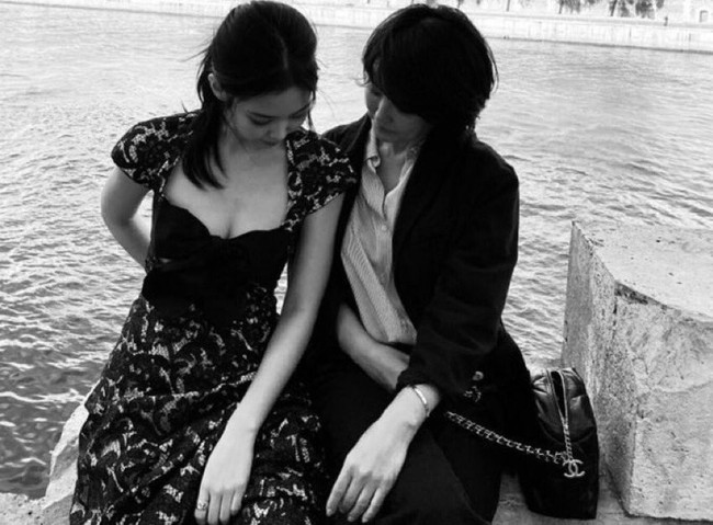 Dalam wawancaranya dengan Rolling Stone baru-baru ini, Jennie BLACKPINK mengungkap bahwa dia tengah tinggal bersama ibunya meskipun hanya sementara. Foto: dok. Instagram @jennierubyjane