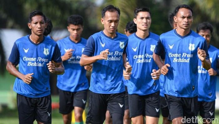 Ichsan Pratama (depan tengah) berlatih bersama tim PSMS Medan.