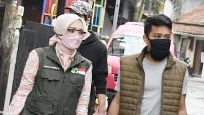 Istri Ridwan Kamil, Atalia Praratya, bersama putra sulung, Emmeril Kahn Mumtadz (Eril) (Instagram @ataliapr)