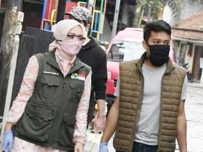 Istri Ridwan Kamil, Atalia Praratya, bersama putra sulung, Emmeril Kahn Mumtadz (Eril) (Instagram @ataliapr)
