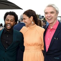 Ibu satu anak ini tampil cerah mengenakan gaun lipit berwarna peach. Sementara Bobby Wooten III yang berprofesi sebagai musisi bergaya elegan mengenakan setelan jas dan kemeja. Foto: Getty Images for The Moth/Ilya S. Savenok