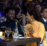 Keduanya tampak melepas tawa sambil saling memberikan tatapan mesra. Foto: Getty Images for The Moth/Ilya S. Savenok