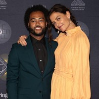 Ini pertamakalinya mantan istri Tom Cruise itu memperlihatkan kemesraan dengan pria yang 10 tahun lebih muda itu di muka publik. Foto: Getty Images for The Moth/Ilya S. Savenok