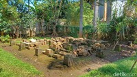 Pantauan detikJabar, jalan menuju situs Candi Bojongmenje harus melalui jalan gang yang sempit. Terlihat sejumlah batu tersusun dan ada juga yang tergeletak. Selain itu terdapat saung kecil tempat menyimpan batu-batu hasil ekskavasi.