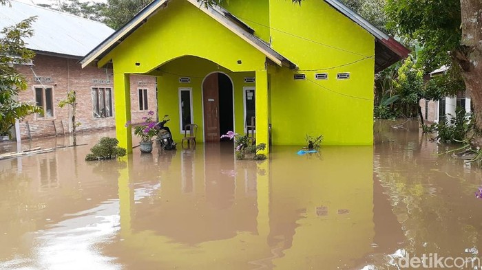 Korban banjir di Pinrang kesulitan air bersih (detikSulsel/Muchlis Abduh)