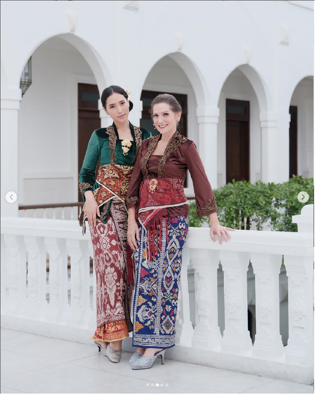 Laksmi merupakan anak ketiga dari empat bersaudara. Ayahnya asal Bali, Ketut Suardana dan ibunya, Janet De Neefe, berdarah Australia. Puteri Indonesia 2022 itu adalah cucu pengusaha taipan Australia, John De Neefe. Foto: Dok. Instagram @laksmideneefe