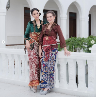 Laksmi merupakan anak ketiga dari empat bersaudara. Ayahnya asal Bali, Ketut Suardana dan ibunya, Janet De Neefe, berdarah Australia. Puteri Indonesia 2022 itu adalah cucu pengusaha taipan Australia, John De Neefe. Foto: Dok. Instagram @laksmideneefe