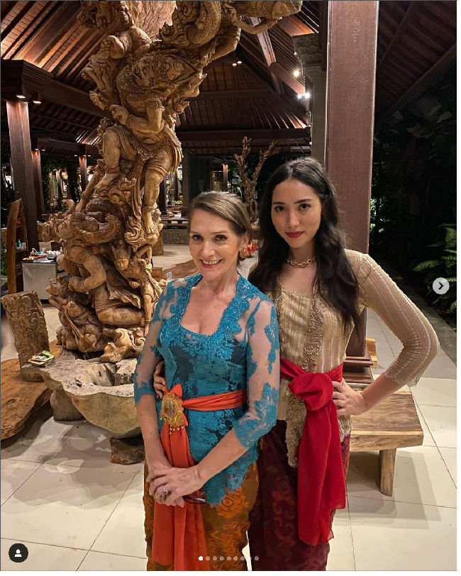 Ibunda Laksmi, Janet De Neefe dikenal sebagai pendiri dari Ubud Writers & Readers Festival. Laksmi Shari De Neefa pun aktif dalam kegiatan literasi. Dia menjadi Host IG Live Book Club untuk Ubud Writers & Readers Festival sejak 2020, Klub Buku Narasi Bookshelf Tour 2021, moderator untuk peluncuran buku di Ubud Writers & Readers Festival 2021. Foto: Dok. Instagram @laksmideneefe