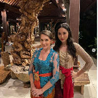 Ibunda Laksmi, Janet De Neefe dikenal sebagai pendiri dari Ubud Writers & Readers Festival. Laksmi Shari De Neefa pun aktif dalam kegiatan literasi. Dia menjadi Host IG Live Book Club untuk Ubud Writers & Readers Festival sejak 2020, Klub Buku Narasi Bookshelf Tour 2021, moderator untuk peluncuran buku di Ubud Writers & Readers Festival 2021. Foto: Dok. Instagram @laksmideneefe