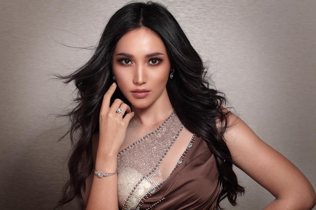 Laksmi Shari De Neefa Suardana memegang gelar akademik Bachelor of Fashion Business dari Universitas Polimoda di Florence, Italia. Melalui unggahan di Instagram, Laksmi pernah menuliskan dirinya termasuk yang menjalani wisuda di masa pandemi Corona. Dia lulus cumlaude dari Universitas Polimoda, Italia. Foto: Instagram @laksmideneefe