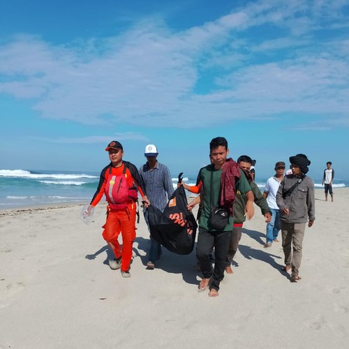 Lalu Rozi (9), bocah yang dilaporkan hilang akibat tergulung ombak di pantai Swiss Desa Tongo, Kecamatan Sekongkang, Kabupaten Sumbawa Barat, akhirnya ditemukan meninggal dunia setelah dilakukan pencarian selama tiga hari.