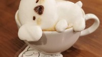 Pecinta BTS merapat! Bentuk koala di 3D art latte ini mirip ya sama karakter BT21 Koya. Foto: Instagram @runapocket