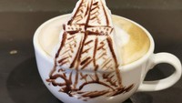 Wow keren! bahkan menara Eiffel pun bisa tampak benar-benar nyata dengan 3D latte. Foto: Instagram @runapocket