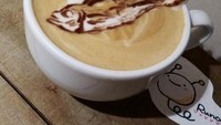 Kreatif sekali! 3D art latte satu ini digambar seperti ikan sungguhan yang sedang terdampar di pantai. Foto: Instagram @runapocket