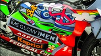 Livery spesial ini didesain oleh Drudi Performance, yang mana juga dikenal sebagai desainer helm milik Valentino Rossi. Livery spesial ini mengusung pesan besar kepada dunia We fight on Track, we stand for Peace yang secara garis besar menjunjung perdamaian dunia. Foto: Pool (Twitter)