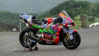 Karena mengusung tema perdamaian, terdapat juga logo Peace yang terletak di bagian fairing samping motor. Kini Ducati Desmosedici milik tim Gresini semakin ramai dan berhasil menarik mata. Foto: Pool (Twitter)