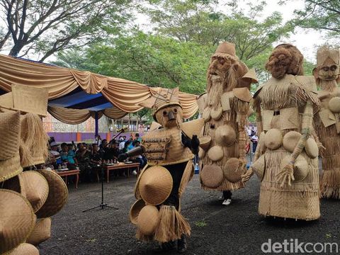Mabokuy, kesenian helaran khas Ciamis yang unik dan menarik ini terbuat dari perkakas atau peralatan dapur.