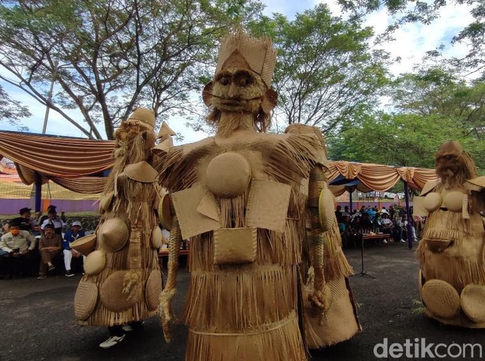 Mabokuy, kesenian helaran khas Ciamis yang unik dan menarik ini terbuat dari perkakas atau peralatan dapur.