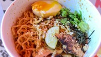 Ramen diberi chashu ayam, irisan daun bawang, rumput laut (nori), telur ajitama, wijen putih, dan irisan jeruk nipis.