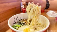 Kuah ramennya terasa gurih nikmat dengan tekstur yang kental dan creamy. Ada juga jejak-jejak minyak kemerahan. Cita rasa miso yang agak nutty tercecap kuat. Penggunaan mie lurus membuat ramen ini mudah diseruput.