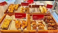 Kumaw Ramen menyediakan ragam tempura. Ada tempura cheeseball, ebi, fishball, karaage, gyoza, hingga fishcake. Harganya mulai dari Rp 11 ribuan.