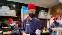 Berkonsep open kitchen, pengunjung bisa mengintip proses masak ramen. Secara umum, mie ramen di sini direbus 1,5 menit saja.