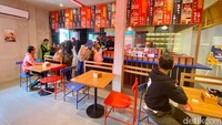 Kumaw Ramen menerapkan sistem self service dimana pengunjung memesan makanan langsung ke kasir hingga diharapkan merapikan kemasan makanan sendiri nantinya. Menu ramen di sini hadir dalam 7 pilihan.