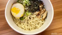 Jinoramen dibuat dengan saus homemade berupa dark soy. Harganya Rp 38 ribu per porsi.
