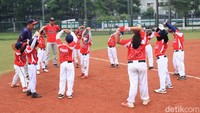 Sejumlah anak mengikuti liga baseball di Lapangan Senayan Kompek Gelora Bung Karno, Jakarta, Minggu (28/5/2022).