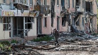 Kota pelabuhan di bagian selatan Mariupol juga digempur habis-habisan. Foto ini buktinya. REUTERS/Alexander Ermochenko