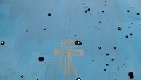 Sebuah gerbang gereja di Mala Rohan membentuk motif abstrak hasil dari tembakan peluru. REUTERS/Ivan Alvarado