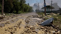 Puing-puing terlihat di jalanan kota Bakhmut di wilayah Donetsk. REUTERS/Serhii Nuzhnenko