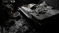 Terlihat sebuah kamar di perumahan Severnaya Saltyvka di wilayah Kharkiv penuh dengan puing dan terbakar hingga beberapa sudut hangus. REUTERS/Ivan Alvarado