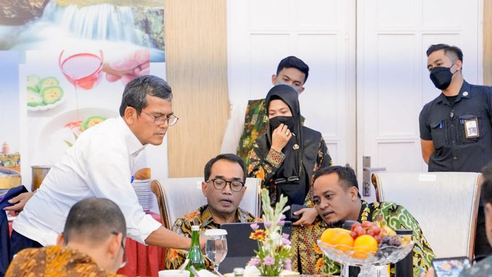 Menhub Budi Karya Sumadi dan Gubernur Sulsel membahas proyek kereta api Makassar-Parepare