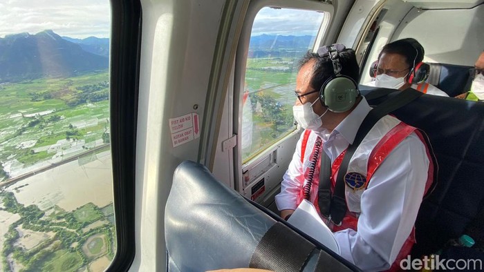 Menhub Budi Karya Sumadi meninjau progres proyek kereta api Makassar-Parepare melalui udara.