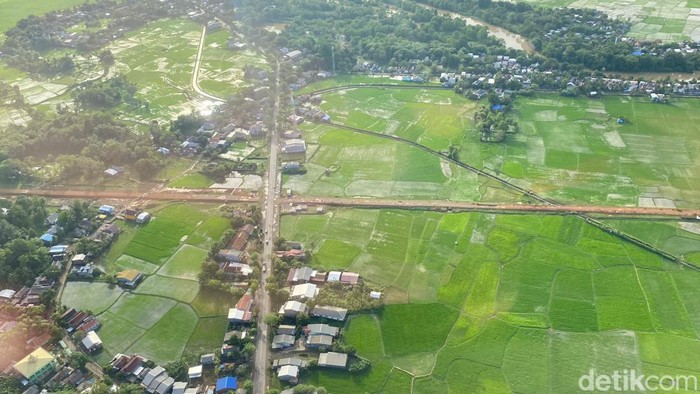 Menhub Budi Karya Sumadi meninjau progres proyek kereta api Makassar-Parepare melalui udara.