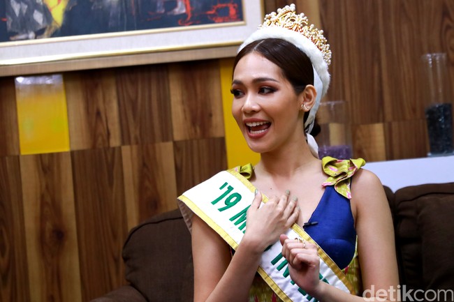 Miss International 2019 Sireethorn Leearamwat memiliki pengalaman lucu yang terlupakannya saat mencoba buah salak di Jakarta. Ratu kecantikan asal Thailand itu terkejut ketika melihat buah salak. Dan dia mengupas salak dengan menggunakan pisau. Foto: Rafida Faradhian