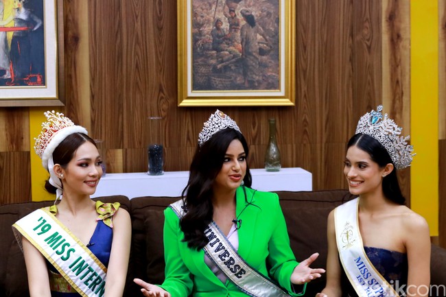 Setiap hari dia membawakan berbagai makanan di kamarku. Aku lupa nama makanannya apa. Ada crunchy pancake. Tadi malam saya mencoba berbagai makanan, itu sangat enak dan banyak favorit saya. Saya ingin datang lagi ke Indonesia untuk mencoba berbagai makanan Indonesia lagi, tutur Harnaaz panjang lebar. Foto: Rafida Faradhian