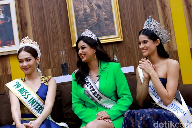 Saya ambil pisau dan membukanya. Saya rasa saya salah dan saya merasa bingung. Orang-orang langsung mengatakan jika membuka salak tidak perlu memakai pisau. Salak sangat manis dan sangat luar biasa, ucap Sireethorn yang disambut tawa Miss International 2019 dan Miss Universe 2021. Foto: Rafida Faradhian
