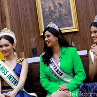 Saya ambil pisau dan membukanya. Saya rasa saya salah dan saya merasa bingung. Orang-orang langsung mengatakan jika membuka salak tidak perlu memakai pisau. Salak sangat manis dan sangat luar biasa, ucap Sireethorn yang disambut tawa Miss International 2019 dan Miss Universe 2021. Foto: Rafida Faradhian