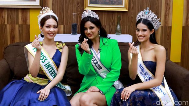 (Kiri-Kanan) Miss International 2019, Sireethorn Leearamwat, Miss Universe 2022, Harnaaz Sandhu, dan Miss Supranational 1st Runner Up, Karla Guilfu, hadir dalam wawancara media di Gedung Transmedia, Sabtu (28/5/2022).