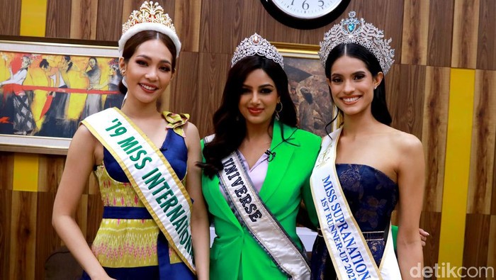 Miss Universe, Miss International, Miss Supranational (Kiri-Kanan) Miss International 2019, Sireethorn Leearamwat, Miss Universe 2022, Harnaaz Sandhu, dan Miss Supranational 1st Runner Up, Karla Guilfu, hadir dalam wawancara media di Gedung Transmedia, Sabtu (28/5/2022).