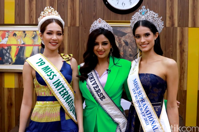 Miss Universe 2021 Harnaaz Sandhu, 1st Runner Up Miss Supranational 2021 Karla Guilfu Acevedo dan Miss International 2019 Sireethorn Leearamwat datang ke Jakarta atas undangan Yayasan Puteri Indonesia dan Mustika Ratu. Foto: Rafida Faradhian
