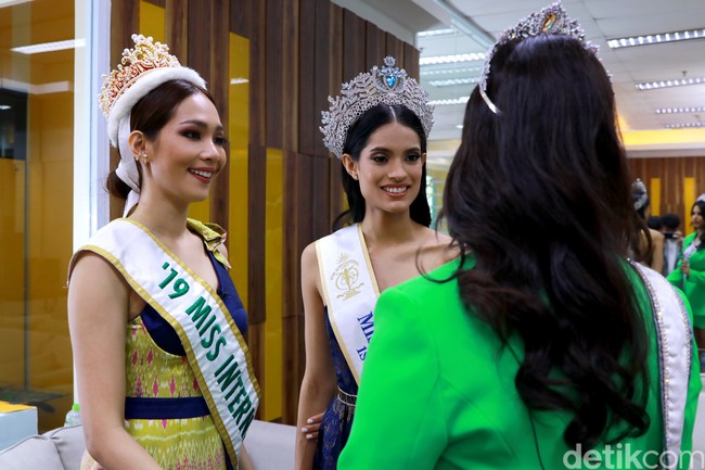 Setelah menghadiri grand final Puteri Indoensia 2022, Miss Universe 2021 Harnaaz Sandhu, 1st Runner Up Miss Supranational 2021 Karla Guilfu Acevedo dan Miss International 2019 Sireethorn Leearamwat berkunjung ke kantor Transmedia, Sabtu (28/5/2022). Foto: Rafida Faradhian