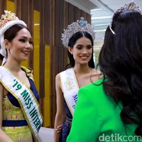 Setelah menghadiri grand final Puteri Indoensia 2022, Miss Universe 2021 Harnaaz Sandhu, 1st Runner Up Miss Supranational 2021 Karla Guilfu Acevedo dan Miss International 2019 Sireethorn Leearamwat berkunjung ke kantor Transmedia, Sabtu (28/5/2022). Foto: Rafida Faradhian