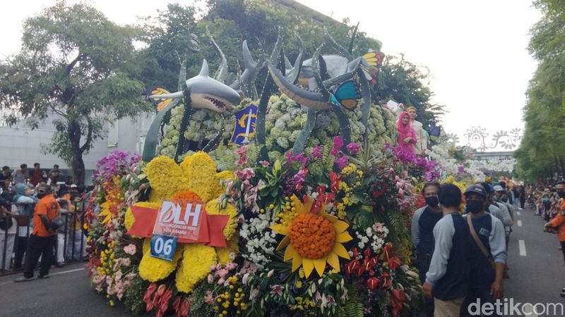 Mobil hias peserta pawai bunga Surabaya Vaganza 2022