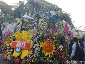 Surabaya Vaganza Dimulai, Belasan Mobil Hias Diberangkatkan