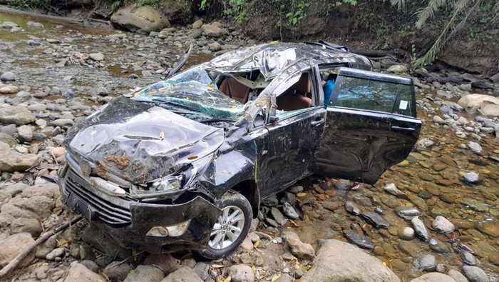 Mobil pejabat Pemprov Bengkulu yang rusak parah usai masuk jurang.