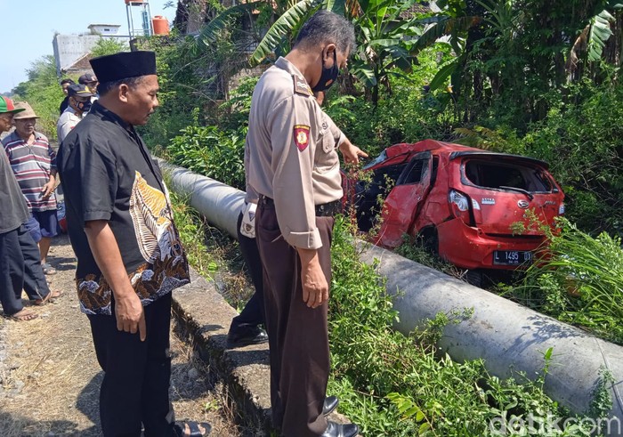 Mobil tertabrak kereta api di Lamongan